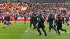 Při finále českého fotbalového poháru se několik fanoušků střetlo i v bitkách