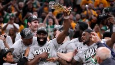 Jaylen Brown zvedá nad hlavu trofej pro vítěze Východní konference NBA
