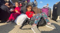 Palestinské děti s dvojím občanstvím čekají před hraničním přechodem Rafáh s Egyptem v naději, že dostanou povolení opustit Gazu
