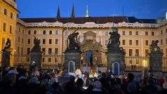 Demonstrace na Pražském hradě proti chování kanceláře prezidenta