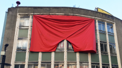 Červené trenýrky vyvěšené na Red Gallery v londýnské čtvrti Shoreditch