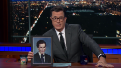Americký moderátor Stephen Colbert za každou pubertální fotky celebrity pošle tisíc dolarů hurikánem zničenému Portoriku