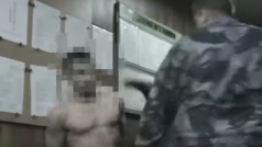 Záběry zachycující bití, znásilňování i další formy mučení lidí zadržovaných v několika věznicích v Rusku rozpoutaly nový skandál