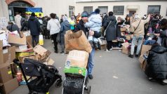 Ukrajinští občané prchající před válkou mohou přicházet do Šatníku v Pražské tržnici v Holešovicích pro materiální pomoc.