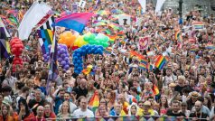 Průvodu Prague Pride se letos zúčastnilo podle odhadů policie až 60 tisíc lidí