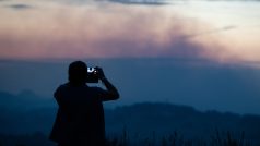 Večer plný kouře nad Českosaským Švýcarskem přitahuje zvědavce