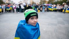 Demonstrace na Václavském náměstí na podporu Ukrajiny v reakci na ranní raketové útoky Ruska na ukrajinská města