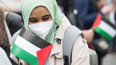 Příznivci Palestiny demonstrovali za svobodu Palestiny. U Izraelské ambasády je čekali podporovatelé Izraele. Policie k sobě obě skupiny nepustila.