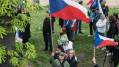 Protestní akce Volného bloku se na Střeleckém ostrově zúčastnilo zhruba 250 lidí. Někteří si přinesli i české vlajky