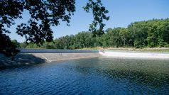 Stavba přelivu pražské hostivařské přehrady byla zahájena v roce 2021 a měla původně skončit letos v březnu, termín byl ale posunut kvůli rozšíření stanovených prací a úpravě hráze