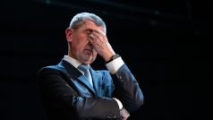 Andrej Babiš se snaží na všechny odpovídat. Když je unaven ...