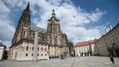 V pondělí se po více než půl roce úplné uzávěry otevřel veřejnosti Pražský hrad. Po pěti letech byly také zrušeny plošné kontroly u vstupu do Hradu
