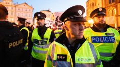Demonstraci na podporu Izraele v Praze na Staroměstském náměstí narušila skupinka propalestinských sympatizantů, kterou policisté oddělili