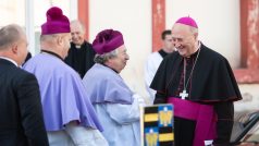 Arcibiskup Jan Graubner se sice zúčastní, ale bohoslužbě bude předsedat emeritní arcibiskup Dominik Duka
