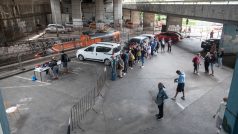 Pod pražskou magistrálou v centru Naděje se tvoří početná fronta lidí bez domova.