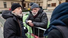 Signatář Charty 77 Jiří Gruntorád a John Bok před Úřadem vlády drží protestní hladovku