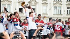 Dominik Kubalík zvedá nad hlavu trofej pro mistra světa při oslavě na Staroměstském náměstí