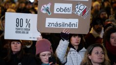 Demonstrace Světlo pro oběti znásilnění před ministerstvem spravedlnosti