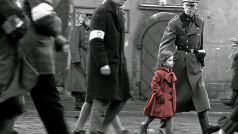 Holčička v červeném kabátu se stala symbolem filmu