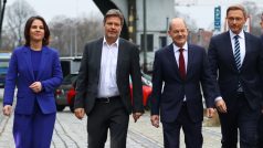 Zleva spolupředsedkyně německé strany Zelených Annalena Baerbocková, Robert Habeck, Olaf Scholz a šéf FDP Christian Lindner