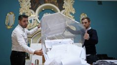 Členové volební komise v Moskvě vysypávají volební hlasy z urny.
