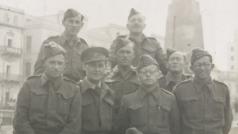 Bernard Papánek se spolubojovníky od Tobruku při přesunu do Velké Británie (únor 1943)