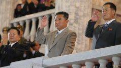 Severokorejský vůdce Kim Čong-un se účastní vojenské přehlídky konané u příležitosti 73. výročí založení republiky