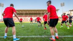 Fotbalisté Slavie trénují na stadionu v Kluži před úvodním zápase posledního předkola Ligy mistrů