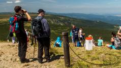 Každý rok přibývá turistů, kteří se vypraví na vrchol nejvyšší české hory.