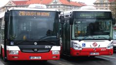 Autobusy SOR NB 12 (vlevo) na lince 218 a Irisbus Citelis 12 na stejné lince.