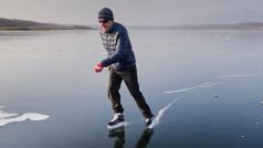 Vítěz sekce Sport: Jan Kepič a jeho fotografie Bruslař a freediver. Průzračný led jezera Milada v severních Čechách umožňuje nevšední setkání sportovců. Nad hladinou se pohybuje na bruslích Petr Kapoun (54) a pod hladinou se potápí na nádech David Vencl (36).