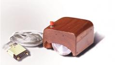 Dřevěná jednotlačítková počítačová myš vynálezce Douglase Engelbarta