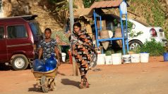 Lidé hledající vodu v Súdánu