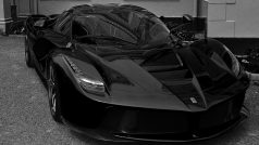 Černý vůz Ferrari