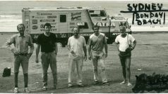 Letos je tomu 30 let, co se parta dobrodruhů vydala na cestu kolem světa v Tatře 815 GTC. Strávili několik dní v guatemalském vězení, v Pákistánu přišli o kamaráda, v Zambii prošvihli sametovou revoluci. Domů se vrátili po více než třech letech. Výprava na fotce z roku 1988 v Sydney na Bonday Beach.