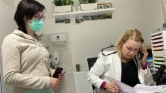 Praktická lékařka Leona Brzáková a sestra Pavla Paličková za jeden den dokázaly naočkovat i 82 pacientů.