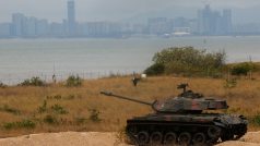 Vojenský tank v Kinmenu (Tchaj-wan) s Čínou v pozadí