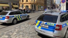 Policejní jednotky při zásahu v centru Prahy ve Vodičkově ulici