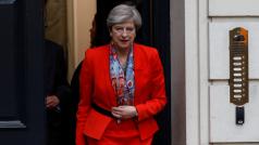 Britská premiérka Theresa Mayová po volbách opouští sídlo Konzervativní strany.