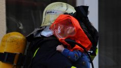 Hasiči v úterý zasahovali při požáru v bytovém domě v pražských Holešovicích, zraněno bylo 15 lidí