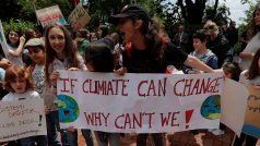 Stávkující studenti po politicích požadují razantnější kroky k omezení emisí skleníkových plynů, které podle názoru řady vědců způsobují na naší planetě klimatické změny. Demonstrace probíhaly také v tureckém Istanbulu
