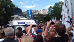demonstranti před Sejmem obklopili přenosový vůz veřejnoprávní Polské televize. Skandovali &quot;lháři!&quot;.