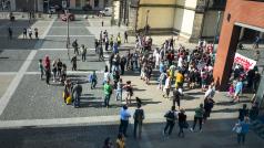 V Ústí nad Labem se zavírají dvě ubytovny. Na snímku demonstrace na Kostelním náměstí.