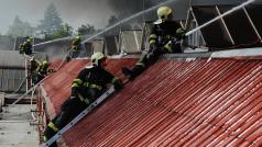 Úterní zásah hasičů při požáru haly v pražské Hostivaři
