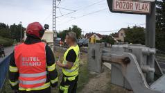 V ulici U starého mlýna - Uhříněves zasahuje policie a hasiči u nehody, srážky nákladního auta s vlakem.