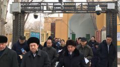 Lidé procházejí pod bezpečnostními kamerami, zatímco vycházejí z jedné z mešit ve městě Kašgar v provincii Sin-ťiang (snímek z ledna 2019)