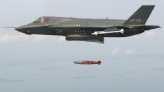 F-35 Lightning II uvolňuje separační zbraň JDAM v atlantické testovací střelnici v Patuxent River v Marylandu