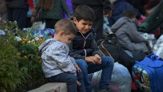 Uprchlíci z Náhorního Karabachu sedící na chodníku ve Stěpanakertu