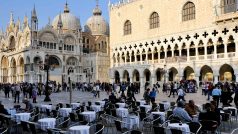 Venkovní sezení kaváren na náměstí sv. Marka a okolí je pravidelnou kulisou Benátek
