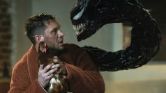 Tom Hardy jako Eddie Brock se slepicí a symbiontem Venomem ve snímku Venom 2: Carnage přichází